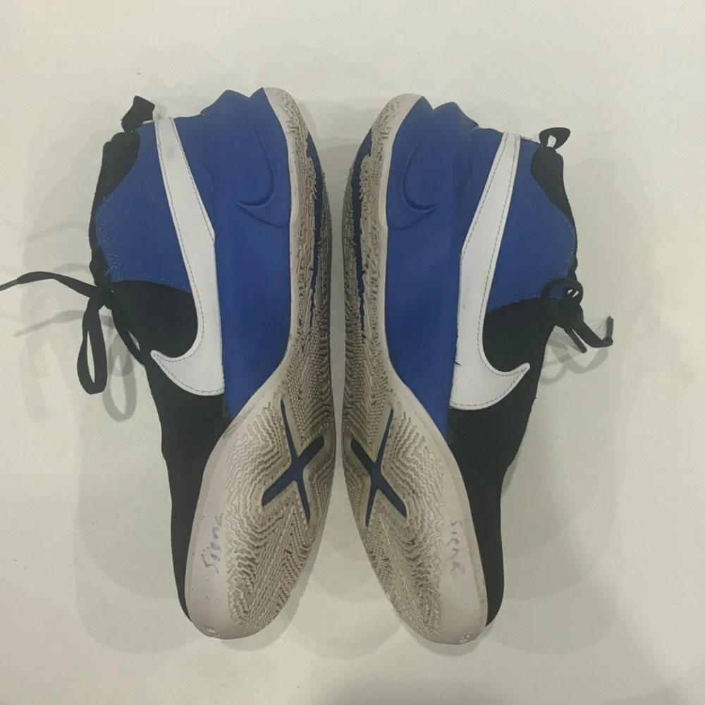 Nike Kid's Team Hustle D10 (GS) Basketball Shoe- hardly worn